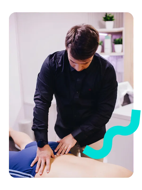 Fisioterapeuta-e-paciente-em-São-José-SC