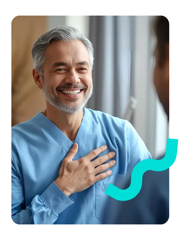 Paciente-com-mão-no-coração-feliz-pelo-tratamento-Cardiológico